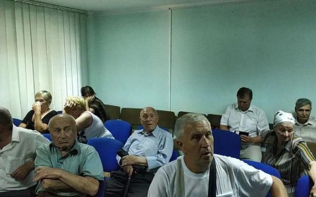 На Днепропетровщине депутата окатили зеленкой Фото № 2 На Днепропетровщине депутата окатили зеленкой Фото № 2
