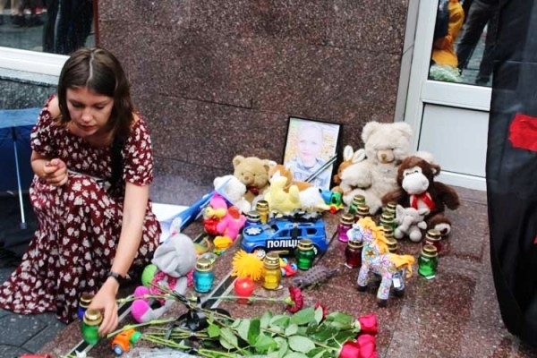 Днепряне провели акцию в память о мальчике, погибшем от полицейской пули Фото № 0 Днепряне провели акцию в память о мальчике, погибшем от полицейской пули Фото № 0
