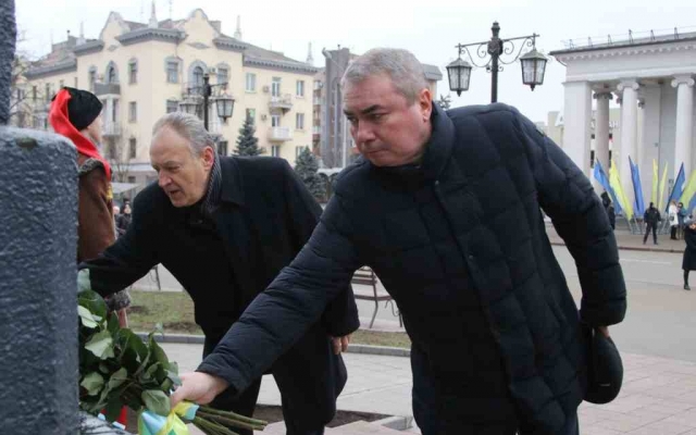 Ко Дню Соборности криворожане возложили цветы к памятнику молодого Шевченко (ФОТО) Фото № 1 Ко Дню Соборности криворожане возложили цветы к памятнику молодого Шевченко (ФОТО) Фото № 1