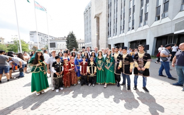 Борис Филатов открыл Аллею многонационального города Фото № 12 Борис Филатов открыл Аллею многонационального города Фото № 12
