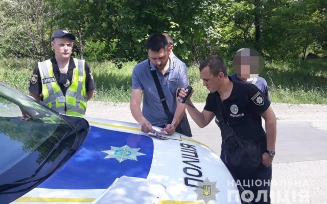 На Днепропетровщине водитель пытался дать тысячу гривен полицейскому Фото № 0 На Днепропетровщине водитель пытался дать тысячу гривен полицейскому Фото № 0