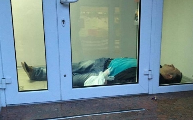 В Днепре на полу закрытого банка обнаружен мужчина Фото № 0 В Днепре на полу закрытого банка обнаружен мужчина Фото № 0