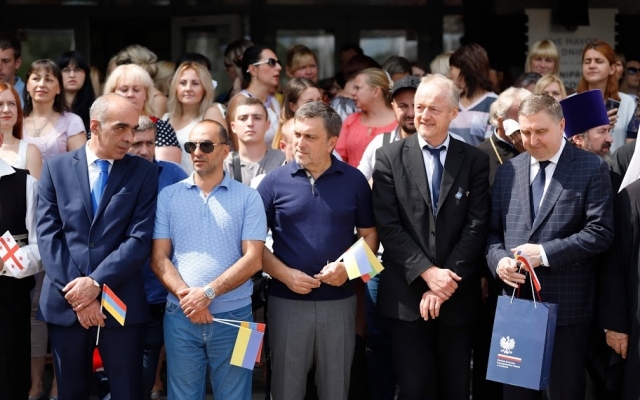 Борис Филатов открыл Аллею многонационального города Фото № 1 Борис Филатов открыл Аллею многонационального города Фото № 1