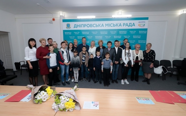 В Днепре приемных родителей поздравили с Днем усыновления Фото № 10 В Днепре приемных родителей поздравили с Днем усыновления Фото № 10