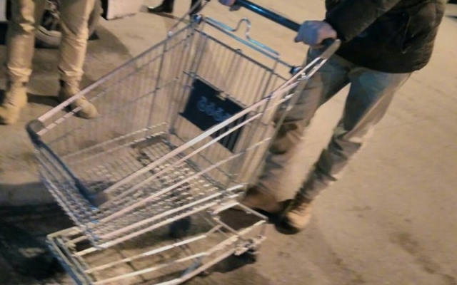 Под Днепром двое мужчин выкрали тележки из супермаркета Фото № 0 Под Днепром двое мужчин выкрали тележки из супермаркета Фото № 0