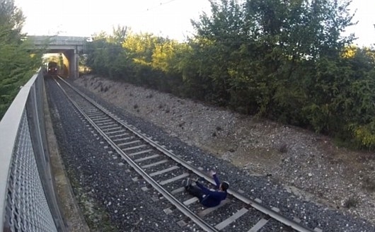 На Днепропетровщине пьяного мужчину переехал поезд Фото № 0 На Днепропетровщине пьяного мужчину переехал поезд Фото № 0