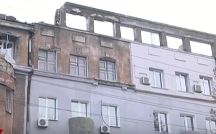 В Днепре у пятиэтажки обвалилась крыша Фото № 0 В Днепре у пятиэтажки обвалилась крыша Фото № 0