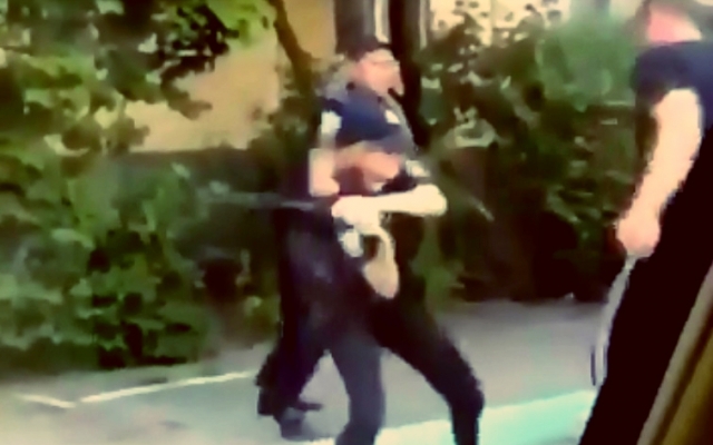 В Днепре полицейские удивили горожан техникой уличного боя Фото № 0 В Днепре полицейские удивили горожан техникой уличного боя Фото № 0