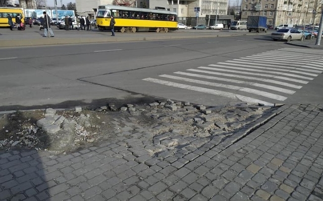 Всего год ремонту: днепряне в шоке от состояния дороги возле автовокзала (ФОТО) Фото № 3 Всего год ремонту: днепряне в шоке от состояния дороги возле автовокзала (ФОТО) Фото № 3
