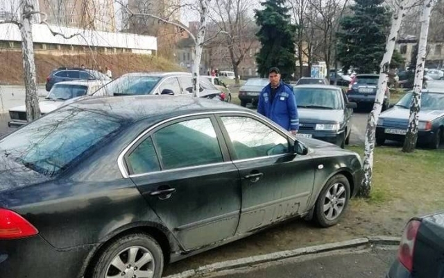 В Днепре автомобили парковали на газоне Фото № 0 В Днепре автомобили парковали на газоне Фото № 0