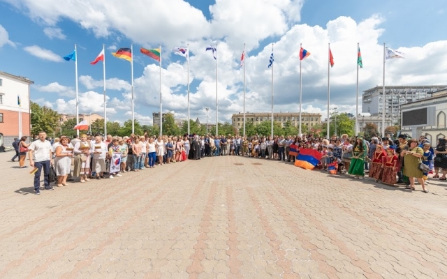 Борис Филатов открыл Аллею многонационального города Фото № 10 Борис Филатов открыл Аллею многонационального города Фото № 10