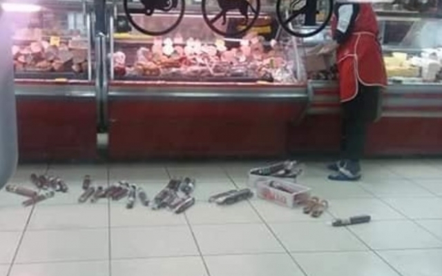 На Днепропетровщине продавец бросала колбасу на пол Фото № 0 На Днепропетровщине продавец бросала колбасу на пол Фото № 0
