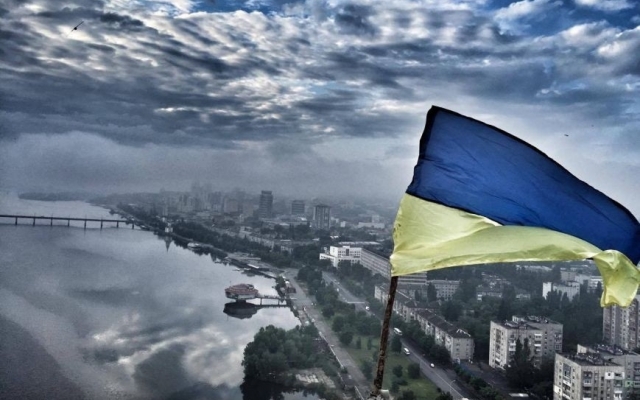 На крыше гостиницы Парус установили украинский флаг Фото № 1 На крыше гостиницы Парус установили украинский флаг Фото № 1