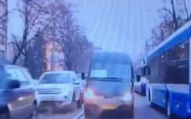 В Днепре маршрутка с пассажирами выехала на встречку: что будет с водителем Фото № 0 В Днепре маршрутка с пассажирами выехала на встречку: что будет с водителем Фото № 0