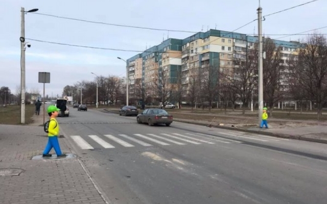 В Днепре у пешеходного перехода установили манекены в школьной форме Фото № 0 В Днепре у пешеходного перехода установили манекены в школьной форме Фото № 0