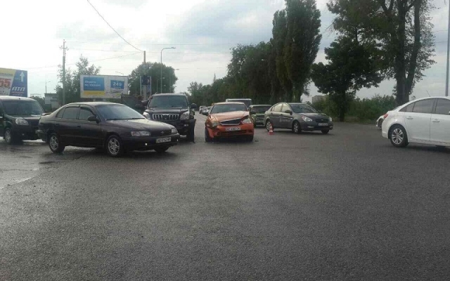 ДТП в Днепре: два авто столкнулись на перекрестке Фото № 0 ДТП в Днепре: два авто столкнулись на перекрестке Фото № 0
