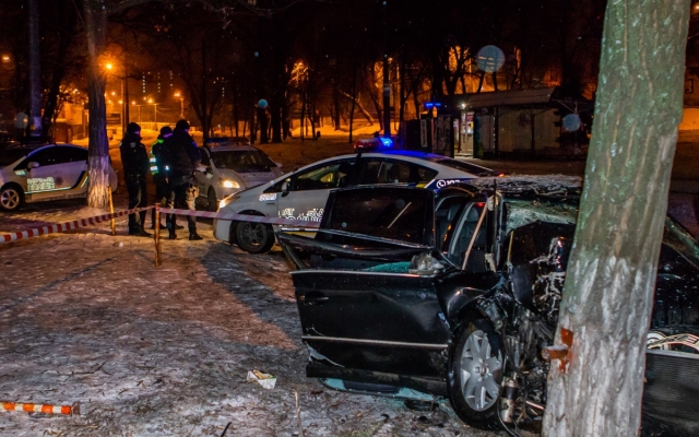 ДТП в Днепре: автомобиль врезался в дерево Фото № 0 ДТП в Днепре: автомобиль врезался в дерево Фото № 0