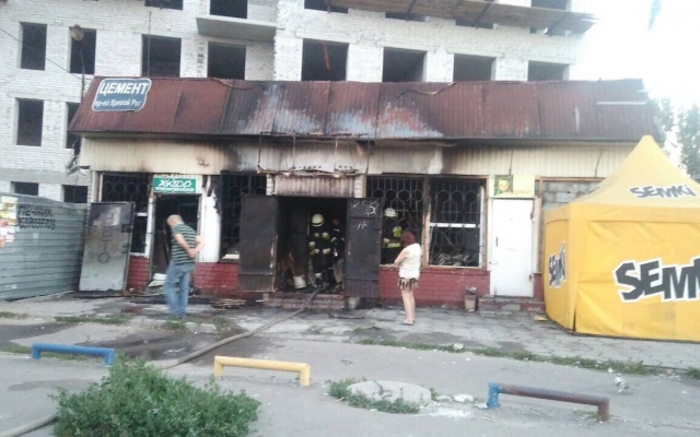 Пожар в Днепре: сотрудники ГСЧС тушили магазин Фото № 0 Пожар в Днепре: сотрудники ГСЧС тушили магазин Фото № 0