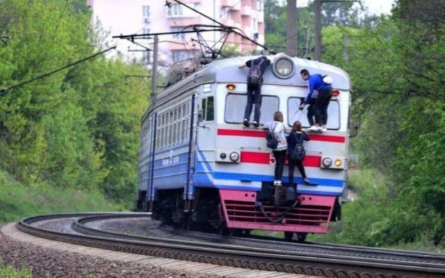 На Днепропетровщине вандалы портят поезда Фото № 0 На Днепропетровщине вандалы портят поезда Фото № 0