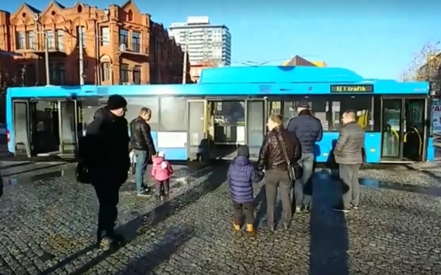 В Днепре появился 15-метровый автобус Фото № 0 В Днепре появился 15-метровый автобус Фото № 0