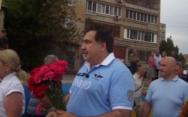 В Кривом Роге Саакашвили встретили с цветами, зеленкой и сырыми яйцами