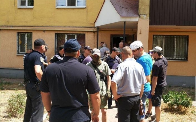 На Днепропетровщине депутата окатили зеленкой Фото № 4 На Днепропетровщине депутата окатили зеленкой Фото № 4