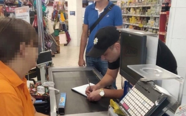 На Днепропетровщине кассир супермаркета продала сигареты школьнику Фото № 0 На Днепропетровщине кассир супермаркета продала сигареты школьнику Фото № 0