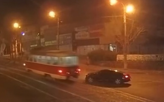 ДТП на Днепропетровщине: авто врезалось в трамвай Фото № 0 ДТП на Днепропетровщине: авто врезалось в трамвай Фото № 0