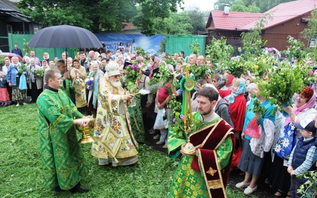 В Днипре празднуют День Святой Троицы Фото № 3 В Днипре празднуют День Святой Троицы Фото № 3