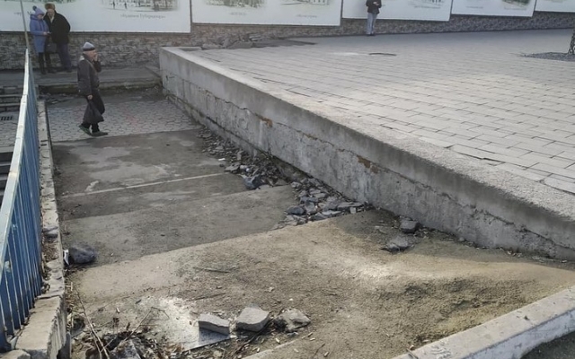 Всего год ремонту: днепряне в шоке от состояния дороги возле автовокзала (ФОТО) Фото № 1 Всего год ремонту: днепряне в шоке от состояния дороги возле автовокзала (ФОТО) Фото № 1
