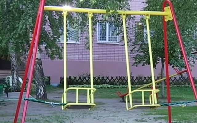 Развлечение не для всех: в Днепре качели закрыли на замок Фото № 0 Развлечение не для всех: в Днепре качели закрыли на замок Фото № 0