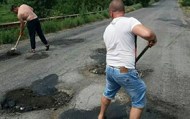 Водители на Днепропетровщине сами латают дороги Фото № 0 Водители на Днепропетровщине сами латают дороги Фото № 0