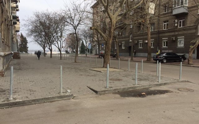 В Днепре установили правильные антипарковочные столбики (ФОТО) Фото № 0 В Днепре установили правильные антипарковочные столбики (ФОТО) Фото № 0