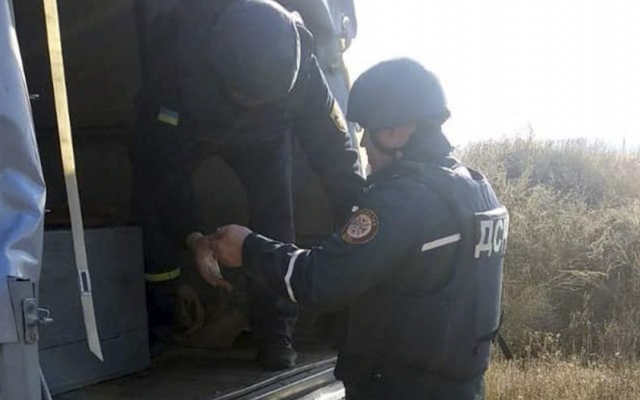 Под Днепром пиротехники ГСЧС уничтожили артиллерийский снаряд Фото № 0 Под Днепром пиротехники ГСЧС уничтожили артиллерийский снаряд Фото № 0