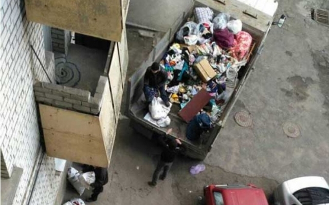 В Днепре женщина с синдромом Плюшкина собирала мусор в квартире Фото № 0 В Днепре женщина с синдромом Плюшкина собирала мусор в квартире Фото № 0