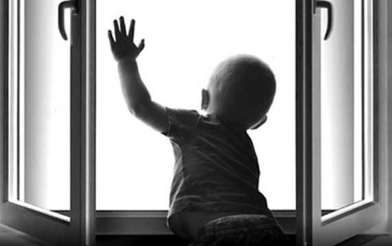 В Днепропетровске 2-летний мальчик выпал из окна 5 этажа Фото № 0 В Днепропетровске 2-летний мальчик выпал из окна 5 этажа Фото № 0