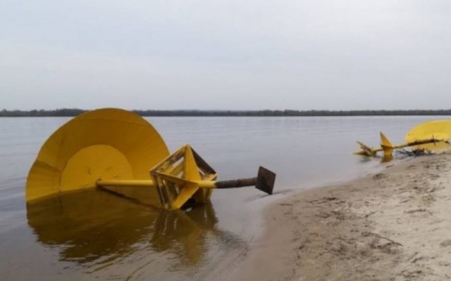 Бытое стекло и выкорчеванные Бытое стекло и выкорчеванные