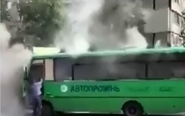 Пожар в Днепре: на проспекте Героев загорелась маршрутка Фото № 0 Пожар в Днепре: на проспекте Героев загорелась маршрутка Фото № 0