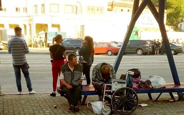 В Днепре колясочник «отблагодарил» горожан за помощь кражей телефона Фото № 0 В Днепре колясочник «отблагодарил» горожан за помощь кражей телефона Фото № 0