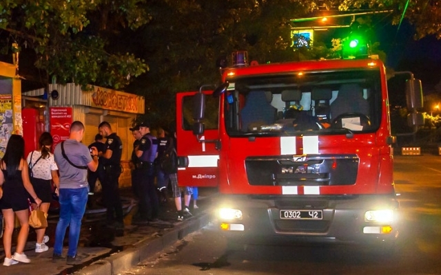 В Днепре в районе «Дафи» горел киоск Фото № 3 В Днепре в районе «Дафи» горел киоск Фото № 3