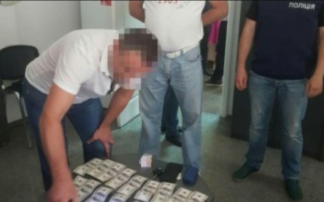 В Днепре чиновник требовал взятку от частного предпринимателя Фото № 0 В Днепре чиновник требовал взятку от частного предпринимателя Фото № 0