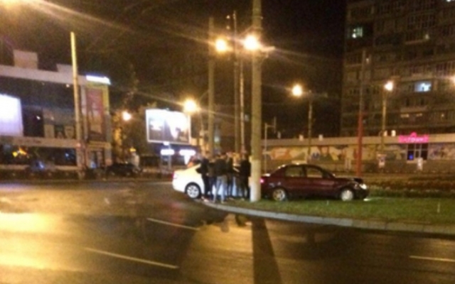 ДТП на Днепропетровщине: два автомобиля врезались в клумбу Фото № 0 ДТП на Днепропетровщине: два автомобиля врезались в клумбу Фото № 0