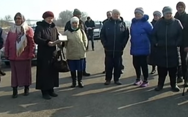 Полгода без автобусов: жители Днепропетровщины перекрыли дорогу Фото № 0 Полгода без автобусов: жители Днепропетровщины перекрыли дорогу Фото № 0