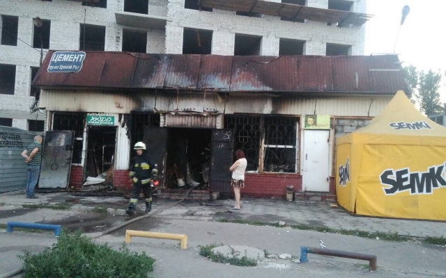 Пожар в Днепре: сотрудники ГСЧС тушили магазин Фото № 1 Пожар в Днепре: сотрудники ГСЧС тушили магазин Фото № 1