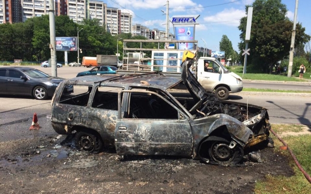 В Днепре полиция вытащила водителя из горящего авто Фото № 0 В Днепре полиция вытащила водителя из горящего авто Фото № 0