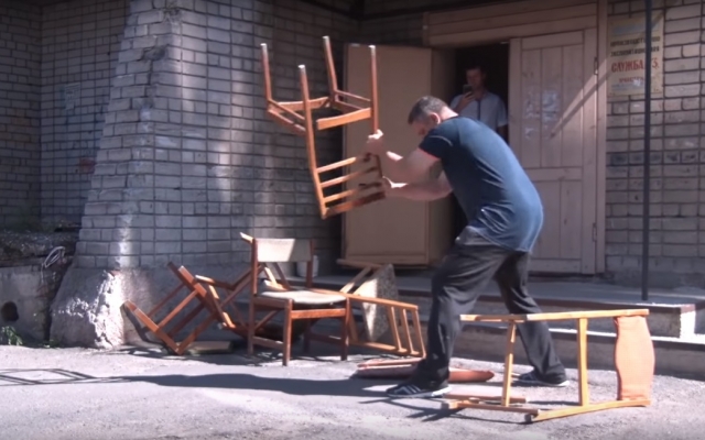Днепрянин разобрал на дрова офис Днепрянин разобрал на дрова офис