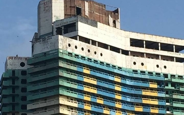 На крыше гостиницы Парус установили украинский флаг Фото № 2 На крыше гостиницы Парус установили украинский флаг Фото № 2