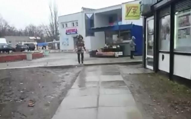 В Днепре детская площадка на Тополе превращается в рынок Фото № 0 В Днепре детская площадка на Тополе превращается в рынок Фото № 0