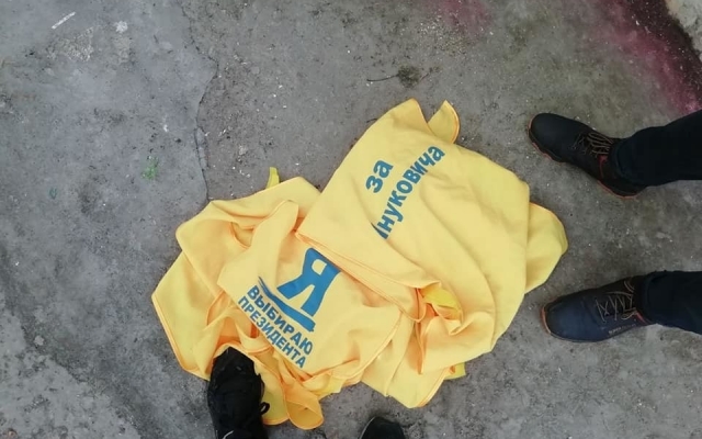 В Днепре сожгли провокационные агитационные накидки Фото № 1 В Днепре сожгли провокационные агитационные накидки Фото № 1