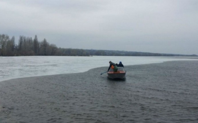 ЧП на Днепропетровщине: рыбаков унесло на льдине Фото № 0 ЧП на Днепропетровщине: рыбаков унесло на льдине Фото № 0